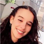 Graduada en bachillerato y en comercio y marketing